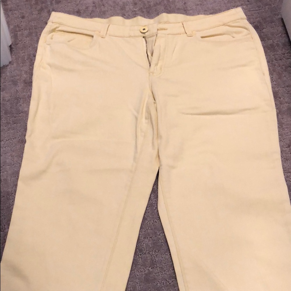 Adorable light yellow jean capri